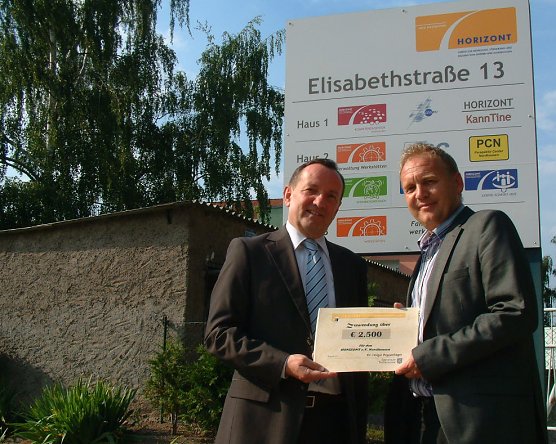 HORIZONT Geschäftsführer Renee Kübler nimmt den Scheck entgegen (Foto: Angelo Glashagel) HORIZONT Geschäftsführer Renee Kübler nimmt den Scheck entgegen (Foto: Angelo Glashagel)