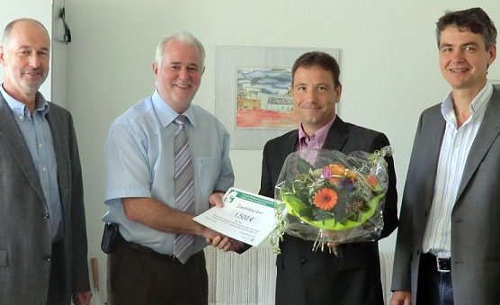 Übergeben (Foto: S. Meyer) Übergeben (Foto: S. Meyer)