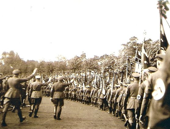 Aufmarsch 1931 (Foto: Gedenkstätte Mittelbau Dora) Aufmarsch 1931 (Foto: Gedenkstätte Mittelbau Dora)