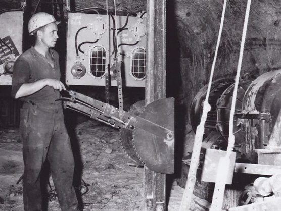 Schrapper-Bedienung (Foto: NDH-E) Schrapper-Bedienung (Foto: NDH-E)