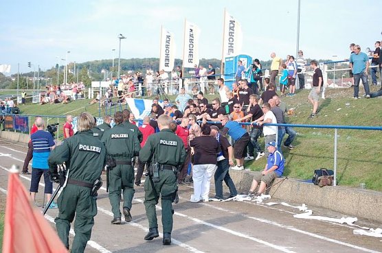 Geraer Fans st&uuml;rmen den Platz (Foto: H. Michel)