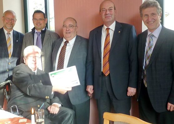 Bescheid &uuml;bergeben (Foto: E. Kagelmacher)