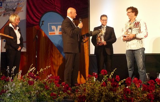 Dankeschön für einen unterhaltsamen Abend (Foto: nnz) Dankeschön für einen unterhaltsamen Abend (Foto: nnz)