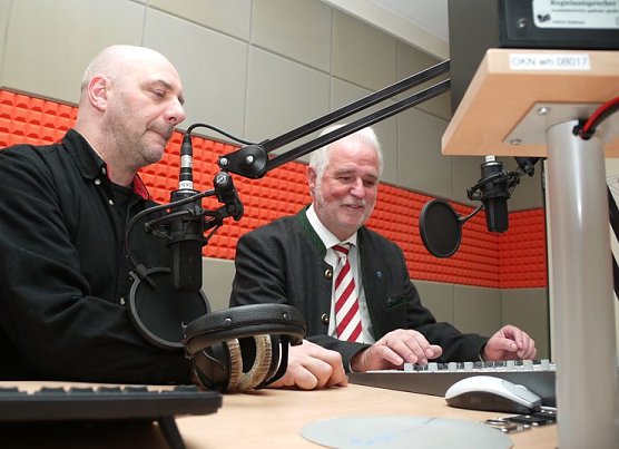 Bescheid &uuml;bergeben (Foto: nnz)