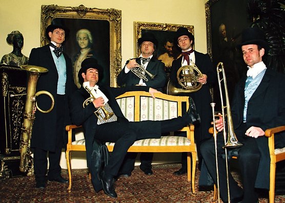 Orchester im historischen Gewand (Foto: Passion des Cuivres)