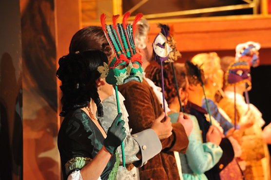 Maskiert ins Theater (Foto: R. Obst) Maskiert ins Theater (Foto: R. Obst)