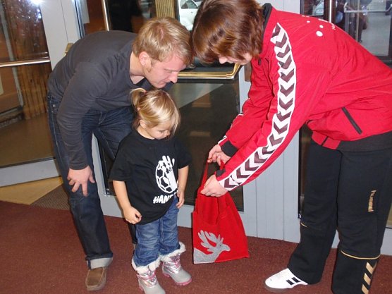 Weihnachten bei den Handballerinnen (Foto: M. Kiel) Weihnachten bei den Handballerinnen (Foto: M. Kiel)
