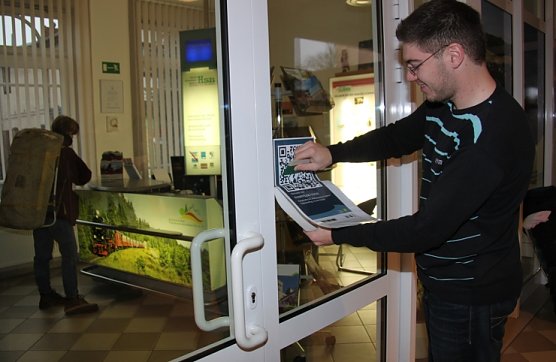 Code wird angebracht (Foto: J. Piper)