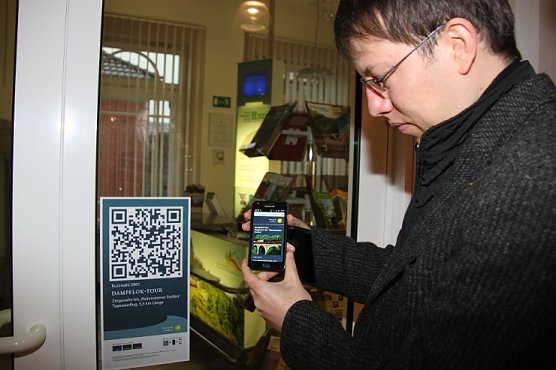 Jung testet den Code (Foto: J. Piper)