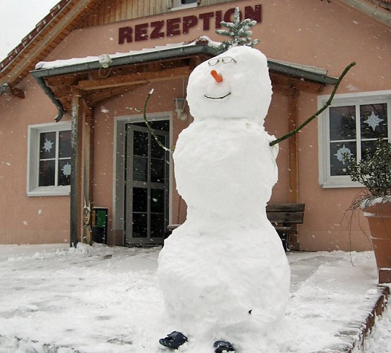Schneemann im Feriepark (Foto: Ferienpark Feuerkuppe)
