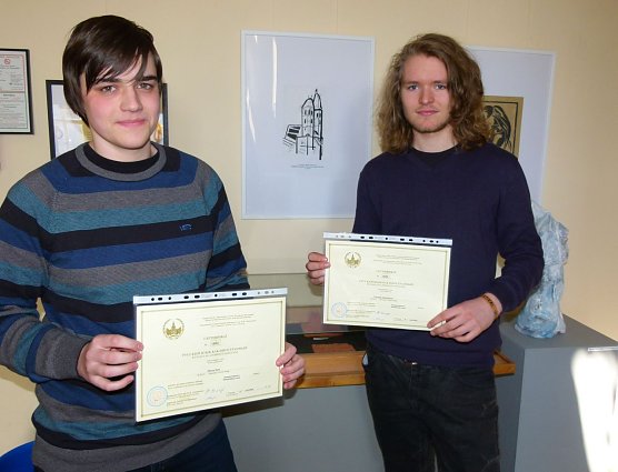 Zertifikate erhalten (Foto: privat)