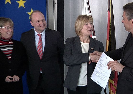 Baugenehmigung &uuml;bergeben (Foto: nnz)