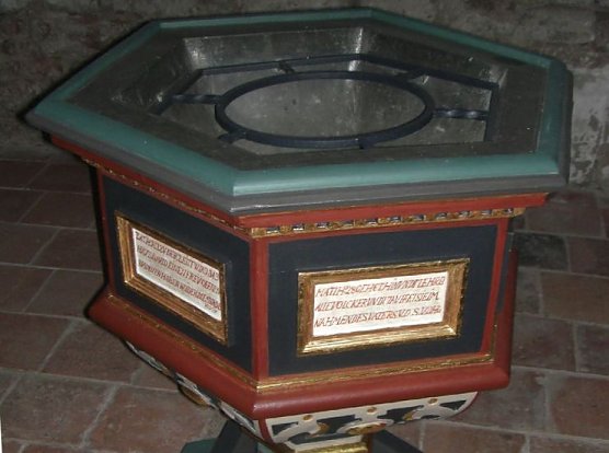 Taufstein (Foto: privat) Taufstein (Foto: privat)