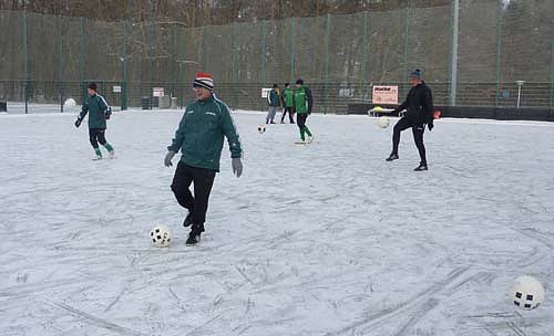 Fußball im Schnee (Foto: nnz) Fußball im Schnee (Foto: nnz)