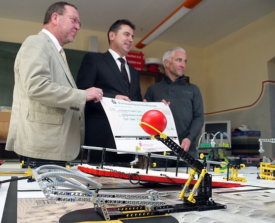 Scheck &uuml;bergeben (Foto: nnz)