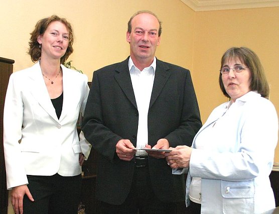 &Uuml;berreicht (Foto: Schr&ouml;ter)