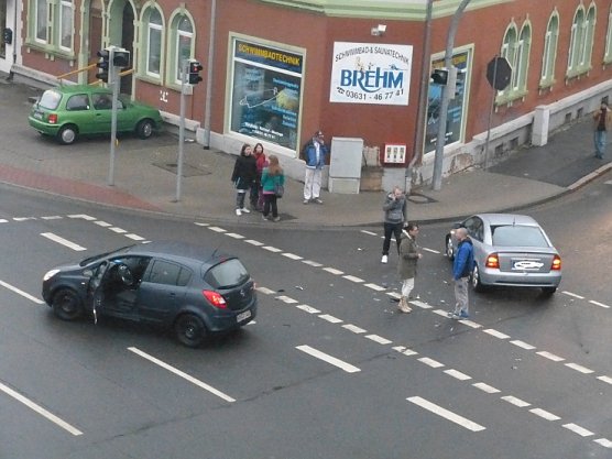 Crash auf der Kreuzung (Foto: T. Kahauer) Crash auf der Kreuzung (Foto: T. Kahauer)