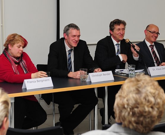 Diskussion zum Altern (Foto: privat) Diskussion zum Altern (Foto: privat)