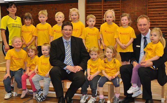 T-Shirts übergeben (Foto: privat) T-Shirts übergeben (Foto: privat)