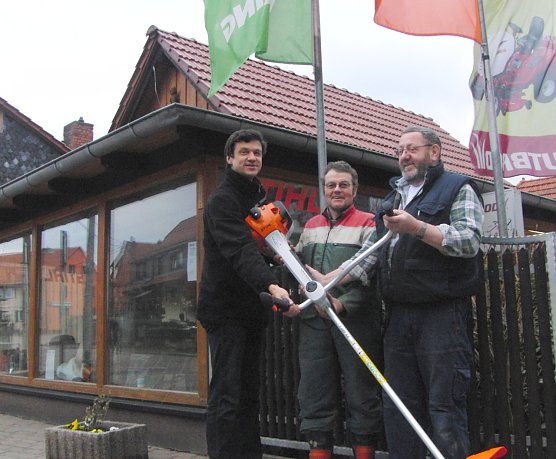 Freischneider übergeben (Foto: privat) Freischneider übergeben (Foto: privat)