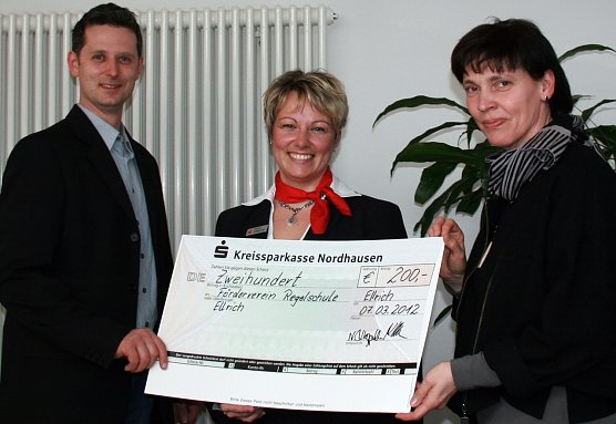 Scheck &uuml;bergeben (Foto: privat)