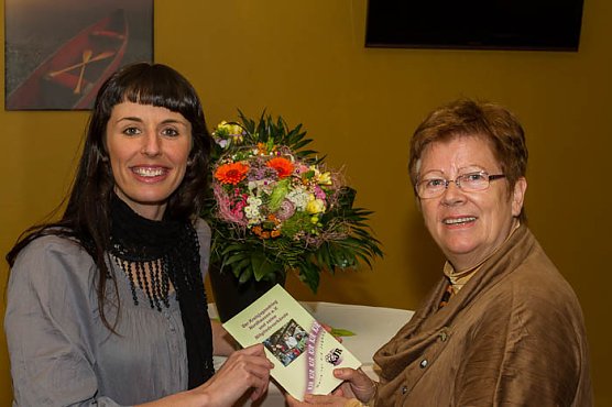 Übergeben (Foto: A. Levi) Übergeben (Foto: A. Levi)