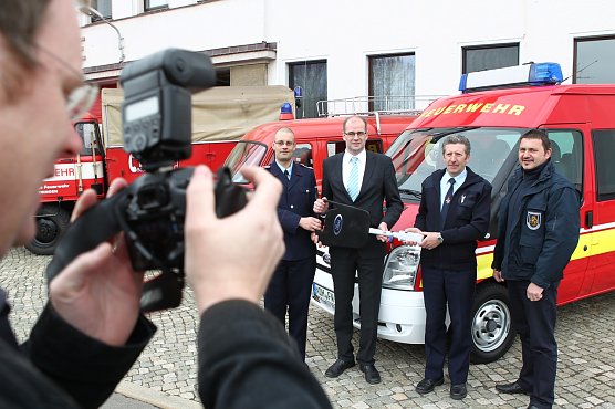 Fahrzeug &uuml;bergeben (Foto: nnz)