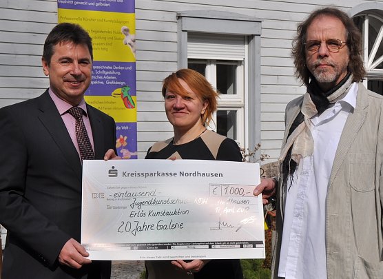 Symbolischer Scheck &uuml;bergeben (Foto: privat)