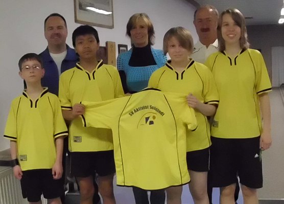 Trikots f&uuml;r den Nachwuchs (Foto: privat)