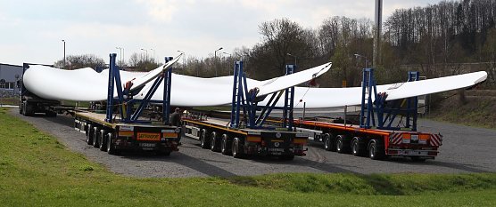 Fertig zum Transport: Rotorbl&auml;tter (Foto: nnz)