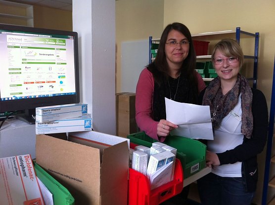 Im Versandbereich die Advamed-Mitarbeiterinnen Kristin K&uuml;hnemund (links) und Martina Wanka (Foto: Advamed)