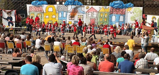 Tolle Stimmung bei Klein und Groß (Foto: E. Seifert) Tolle Stimmung bei Klein und Groß (Foto: E. Seifert)