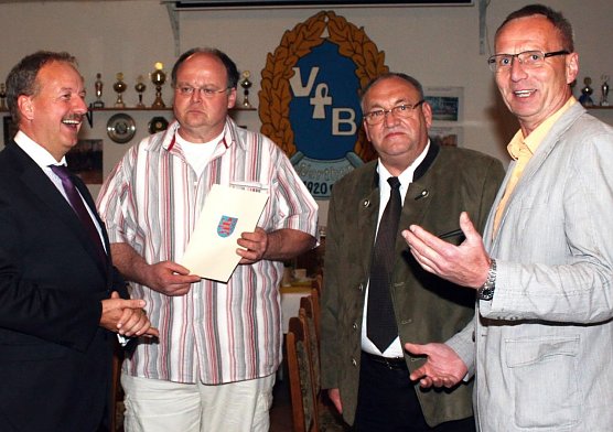 F&ouml;rdermittel &uuml;bergeben (Foto: privat)