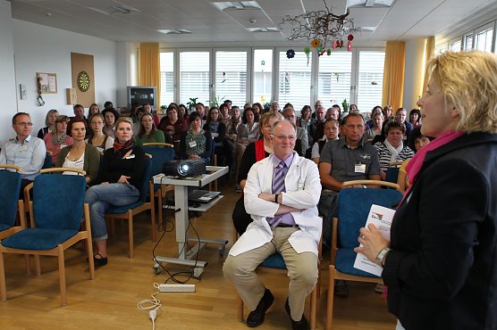 Dr. Bettina Wilms bei der Begr&uuml;&szlig;ung der Teilnehmer (Foto: nnz)