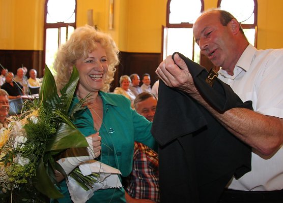 Shirt &uuml;bergeben (Foto: J. Piper)