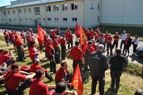 Fr&uuml;hst&uuml;ck vor dem Werktor (Foto: IG Metall)