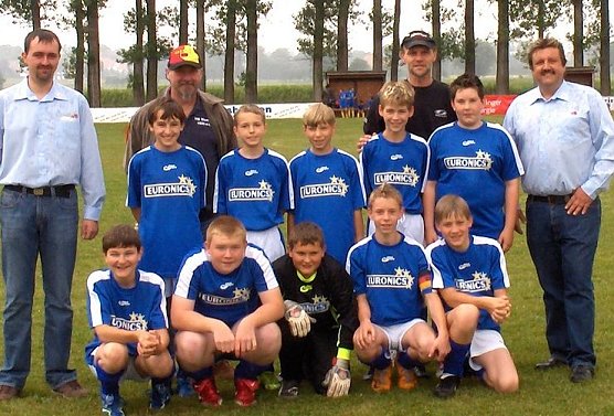 Trikots &uuml;bergeben (Foto: nnz)