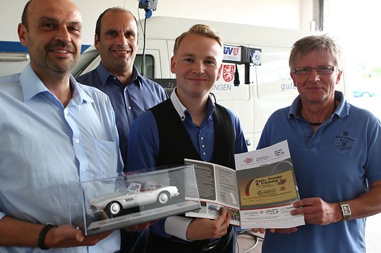 Gutschein und Modellauto (Foto: nnz)