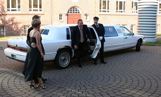 Herr Spie&szlig;, der Direktor des Herder-Gymnasiums in Nordhausen f&auml;hrt vor (Foto: Hobrecht)