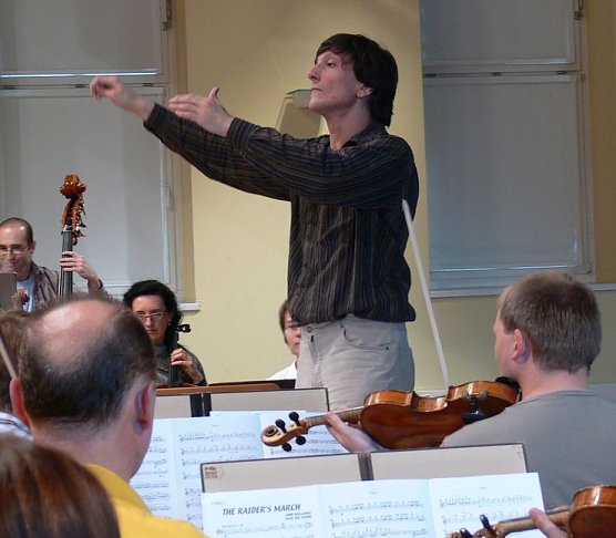 Tieje dirigiert auch Bond (Foto: Theater) Tieje dirigiert auch Bond (Foto: Theater)