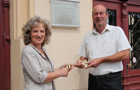 Schl&uuml;ssel&uuml;bergabe (Foto: J. Piper)