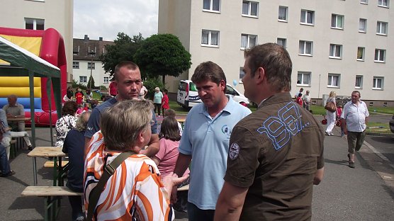Gemeinsam feiern (Foto: K. Frank) Gemeinsam feiern (Foto: K. Frank)