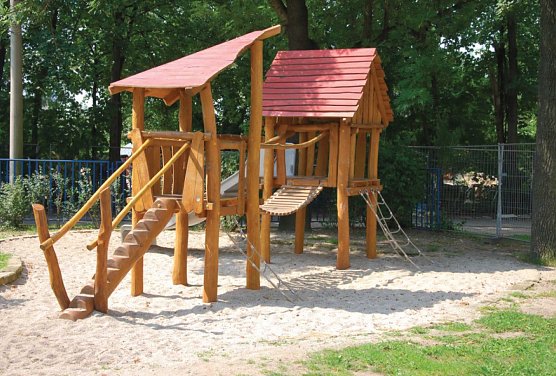 Spielanlage mit zwei T&uuml;rmen (Foto: privat)