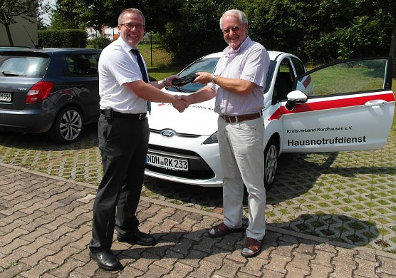 Fahrzeug &uuml;bergeben (Foto: DRK)