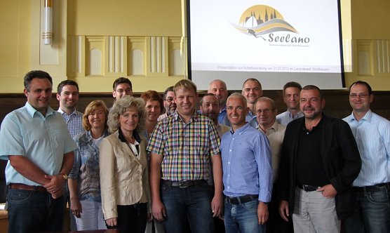 Gemeinsam beraten (Foto: J. Piper)