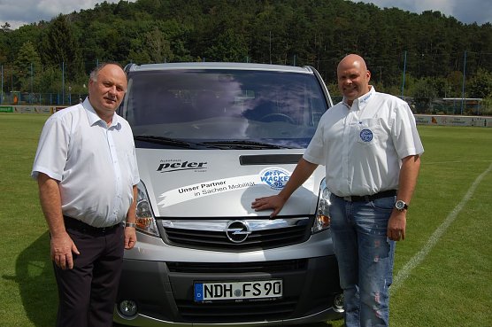 Symbolische &Uuml;bergabe (Foto: Olaf Dobrzykowsky)