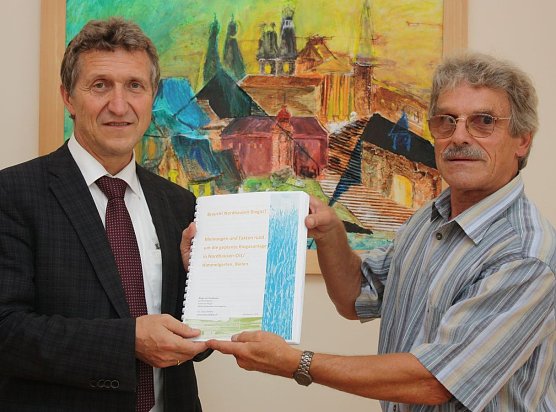 Unterschriften übergeben (Foto: PSV) Unterschriften übergeben (Foto: PSV)