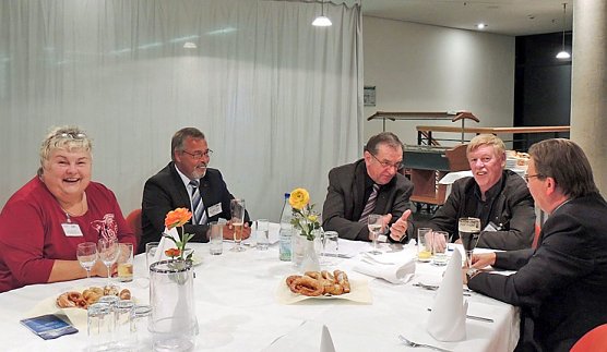 Mit Parlamentariern im Gespräch (Foto: H.-P. Lippert) Mit Parlamentariern im Gespräch (Foto: H.-P. Lippert)