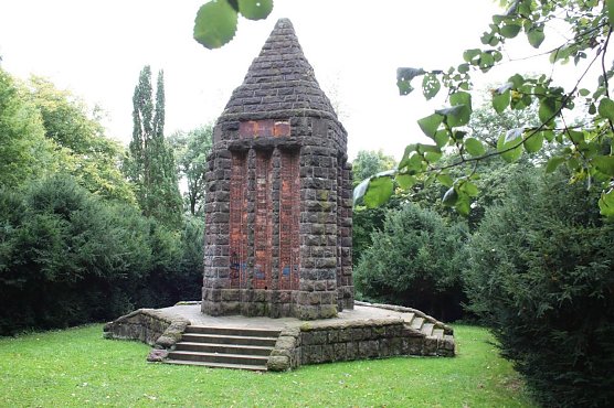 Kriegerdenkmal wird saniert (Foto: PSV)