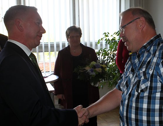 Oliver Wönnmann gratuliert Werner Hertel (Foto: nnz) Oliver Wönnmann gratuliert Werner Hertel (Foto: nnz)